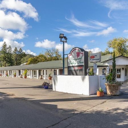 Vineyard Valley Inn Кловердейл Экстерьер фото