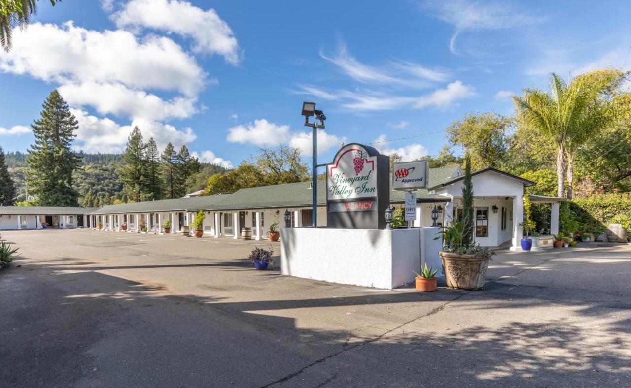 Vineyard Valley Inn Кловердейл Экстерьер фото