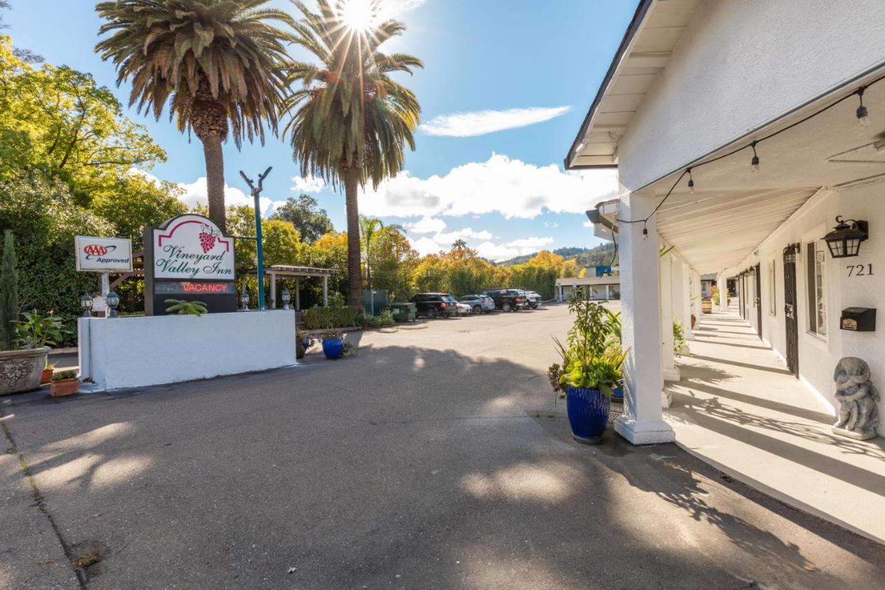 Vineyard Valley Inn Кловердейл Экстерьер фото