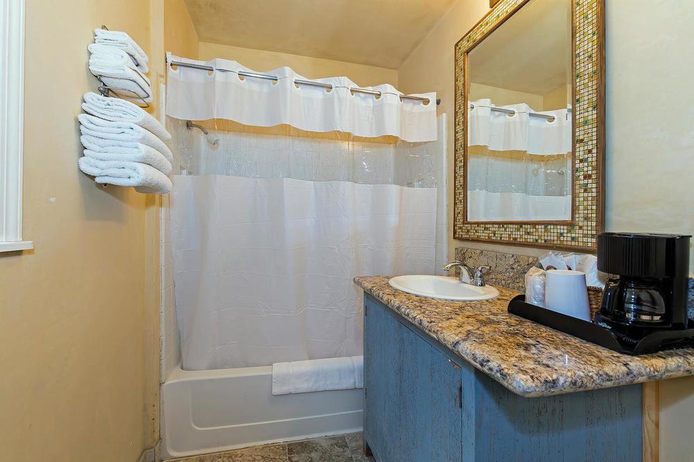 Vineyard Valley Inn Кловердейл Экстерьер фото