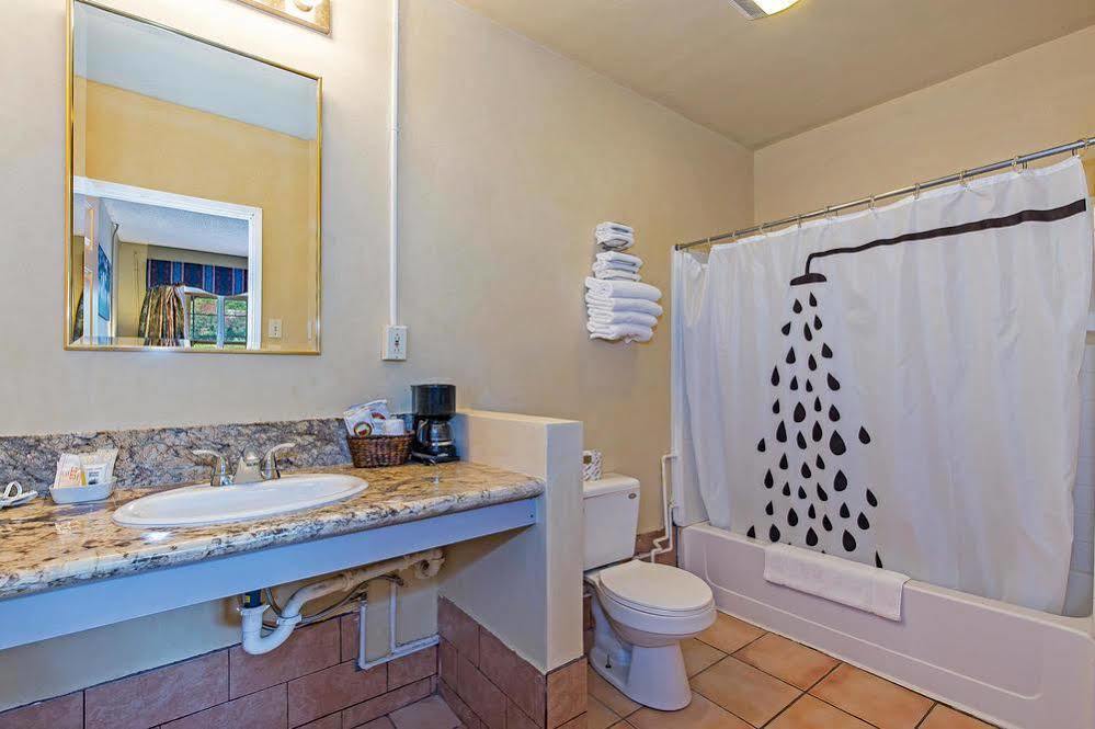 Vineyard Valley Inn Кловердейл Экстерьер фото